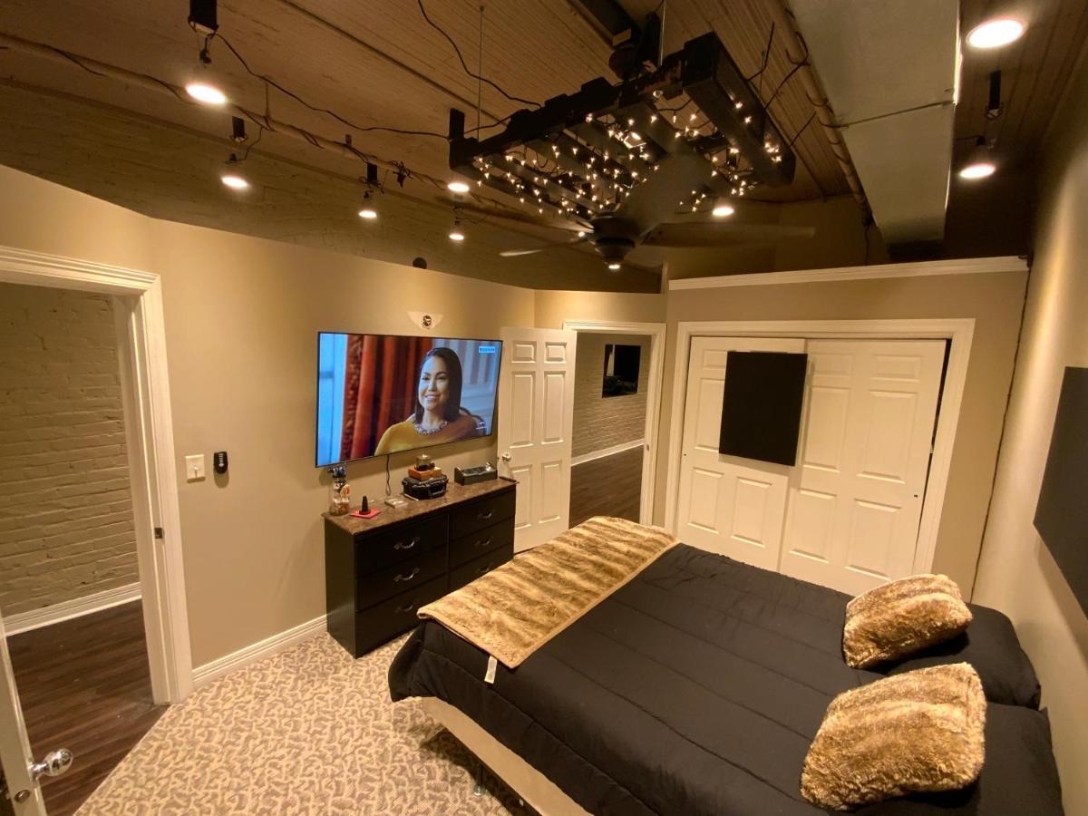 Blackout Themed Residence In The Prime Heart Of Omaha'S Old Market! 奥马哈 外观 照片
